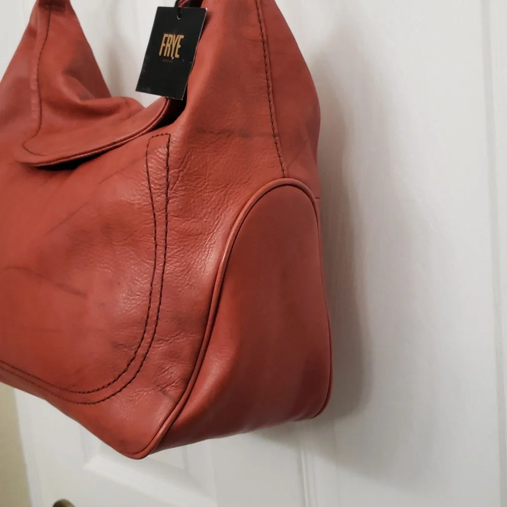 Frye Campus Rivet Hobo. Color Burnt Red. (B1).‎
